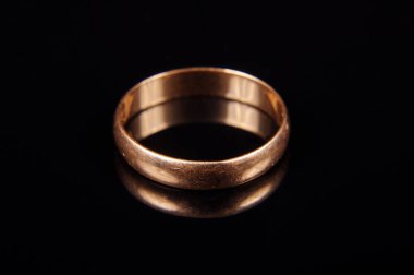 Birçok scrathes ile altın alyans