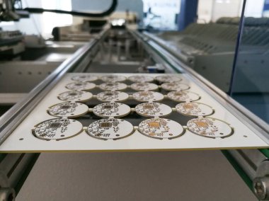 PCB montaj ilk aşamaları. PCB üretim hattı çekme ve yer içinde raylar üzerinde makine