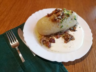 Geleneksel Litvanya yemeği et ve haşlanmış patates mesh