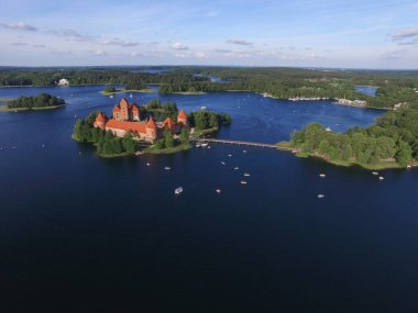 Trakai ada kale ve Gölü Galve, Litvanya'nın havadan görünümü.