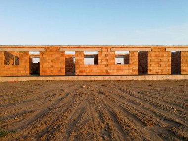 Bir kat modern evler gece boyunca inşa edilmiştir. Bina yapım aşamasında