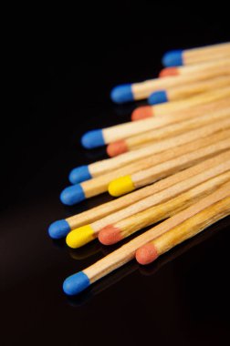 Eşleşmeleri koyu arka plan üzerinde grup