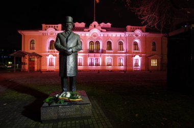 Kaunas parlak renkleri ile gece ışık gösterisi sırasında ışıklı Başkanlığı