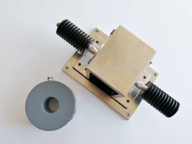 Toplu geçerli enjeksiyon BCI kalibrasyon jig beyaz arka plan üzerinde izole Emc elektromanyetik uyumluluk testleri için