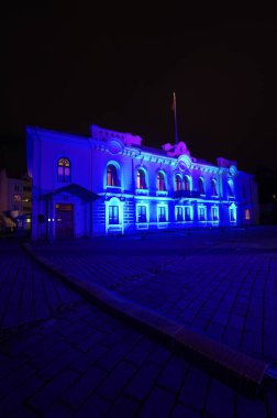 Kaunas parlak renkleri ile gece ışık gösterisi sırasında ışıklı Başkanlığı