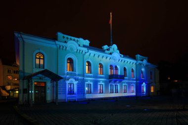 Kaunas parlak renkleri ile gece ışık gösterisi sırasında ışıklı Başkanlığı