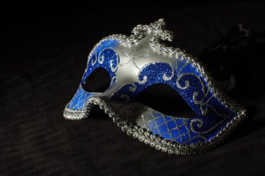 Kutlamalar ve festivaller koyu siyah arka plan üzerine için Gümüş Mavi domino maskesi
