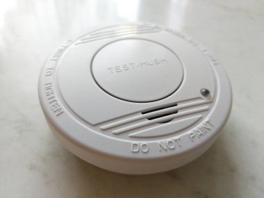 Beyaz arka plan üzerinde izole plastik yangın alarmı sensör