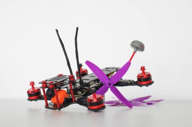 Küçük boy beyaz arka plan üzerinde izole dronlar yarış