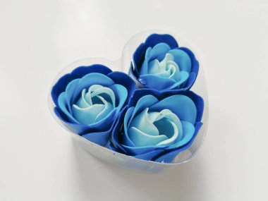 Mavi çiçekler beyaz arka plan üzerinde izole romantik hediye olarak lüks sabun yapılır