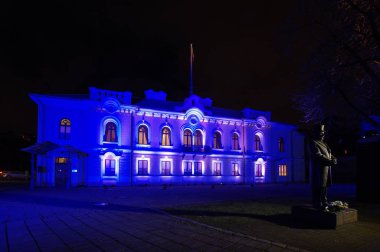 Kaunas parlak renkleri ile gece ışık gösterisi sırasında ışıklı Başkanlığı