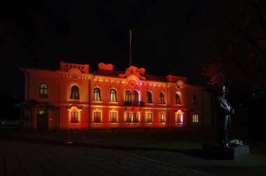 Kaunas parlak renkleri ile gece ışık gösterisi sırasında ışıklı Başkanlığı