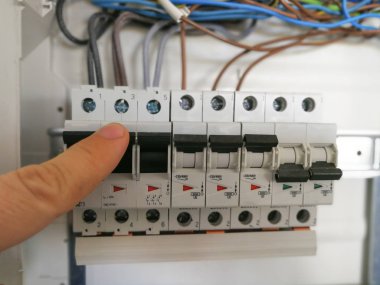 Erkek parmak devre kesiciler elektrik pano kabine içinde değiştirme
