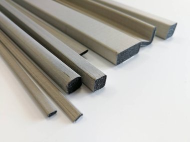 Contalar elektromanyetik emisyonlarının azaltılması için koruyucu iletken EMI beyaz arka plan üzerinde izole