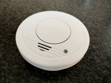 Koyu arka plan üzerinde izole plastik yangın alarmı sensör