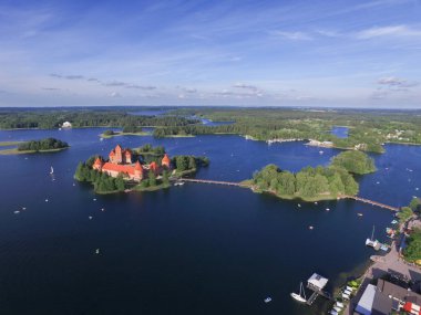 Trakai ada kale ve Gölü Galve, Litvanya'nın havadan görünümü.