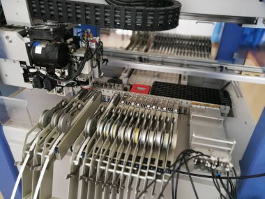 Mekanizmalar içinde almak ve yer makine elektronik için baskılı devre kartı montaj
