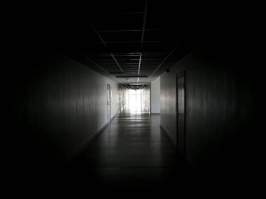 Parlak ışık karanlık korkutucu koridor sonundaki. Yakın ölüm deneyimi kavramı
