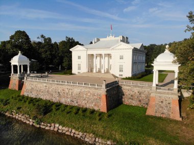 Litvanya Trakai şehirdeki Uzutrakis Manor (Uzutrakis Sarayı) havadan görünümü