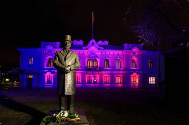 Kaunas parlak renkleri ile gece ışık gösterisi sırasında ışıklı Başkanlığı