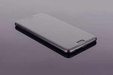 Koyu arka plan üzerinde izole büyük ekranlı akıllı telefon veya cep telefonu