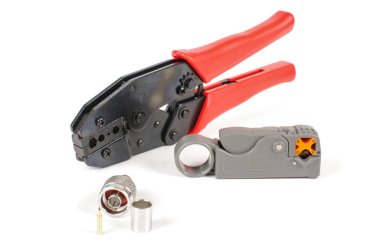 Eş eksenli kablo hazırlanması, sıkma ve parlak arka plan üzerinde izole fesih için profesyonel araç