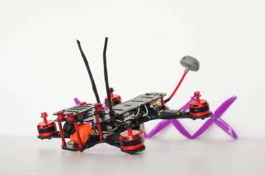 Küçük boy beyaz arka plan üzerinde izole dronlar yarış