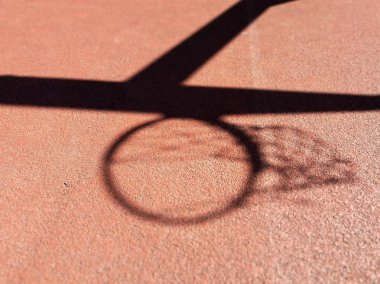 Basketbol Yönetim Kurulu ve basketbol mahkeme yere gün boyunca ağ gölgesi