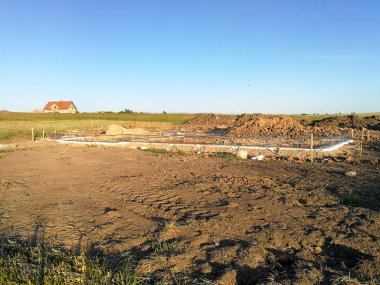 Ev için yeni temel oluşturmak. Ev inşa ilk aşamasında