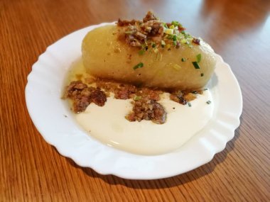 Geleneksel Litvanya yemeği et ve haşlanmış patates mesh