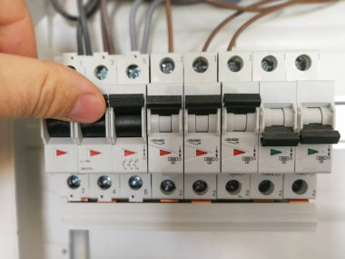 Erkek parmak devre kesiciler elektrik pano kabine içinde değiştirme