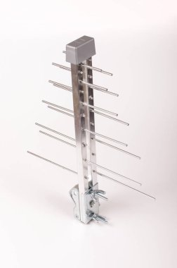 Uhf tv için izole günlük periyodik anten