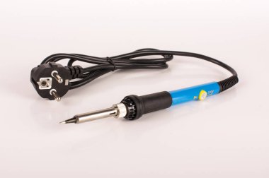 Demir el ile el lehimleme ve beyaz arka plan üzerinde izole montaj için lehim