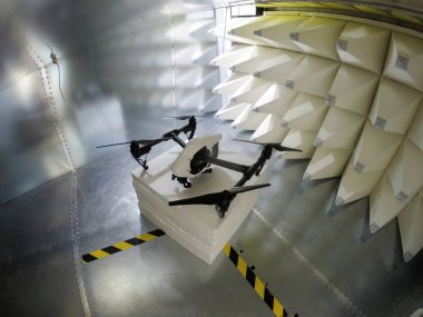 Gtem hücre içinde test Quadcopter dron Elektromanyetik Uyumluluk