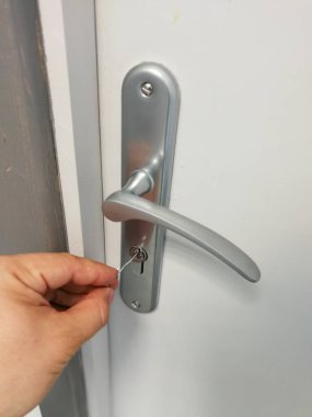 Kapının kilidini kapılar ezelî anahtar için anahtar deliği takılı küçük metal tel