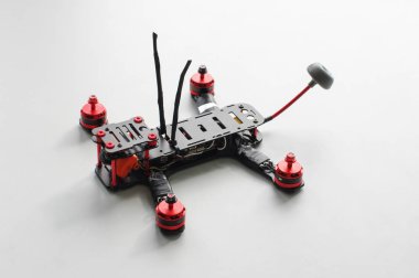 Hız yarış dron propelers olmadan. Yarış için hazırlık