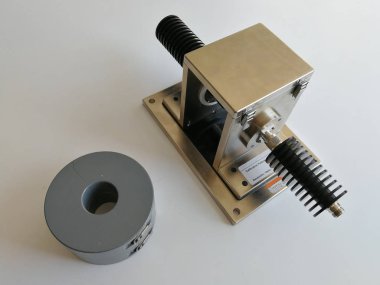 Toplu geçerli enjeksiyon BCI kalibrasyon jig beyaz arka plan üzerinde izole Emc elektromanyetik uyumluluk testleri için