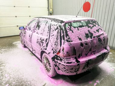 Siyah araba pembe şampuan köpükle kısırlaştırmak