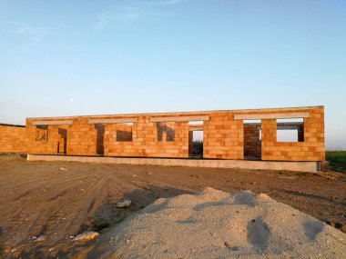 Bir kat modern evler gece boyunca inşa edilmiştir. Bina yapım aşamasında