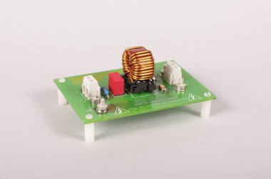 Emc sorunlarını azaltmak için güç kaynağı filtresi