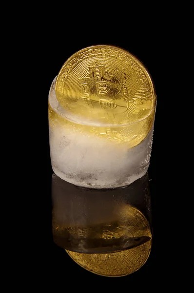 Bitcoin Una Moneda Virtual Pero Esta Moneda Símbolo Bitcoin —  Fotos de Stock