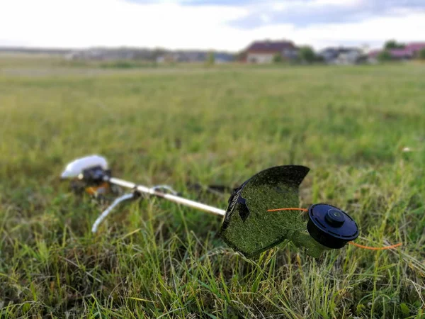 Benzin Rasentrimmer Professionelles Gartenwerkzeug Auf Gemähtem Gras — Stockfoto