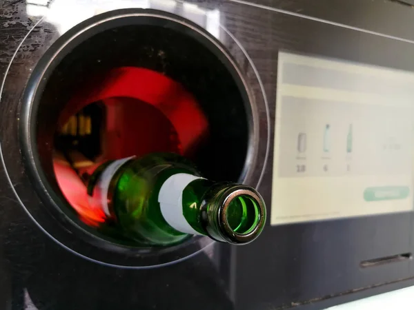 Green Glass Beer Bottle Close Inserted Automatic Reverse Vending Machine — Stock Photo, Image