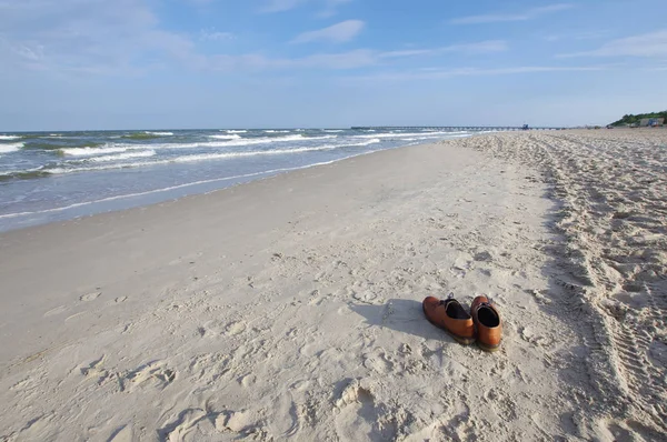 Концепция Праздника Отражается Обуви Бизнесмена Оставленной Пляже — стоковое фото
