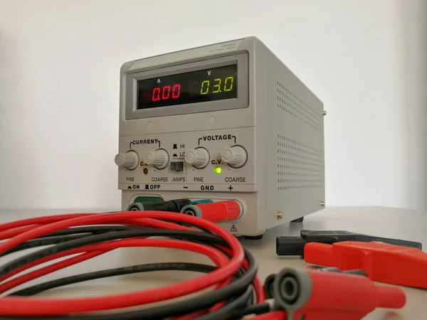 正確な可変電圧と電流電源試作および工学で使用されます — ストック写真