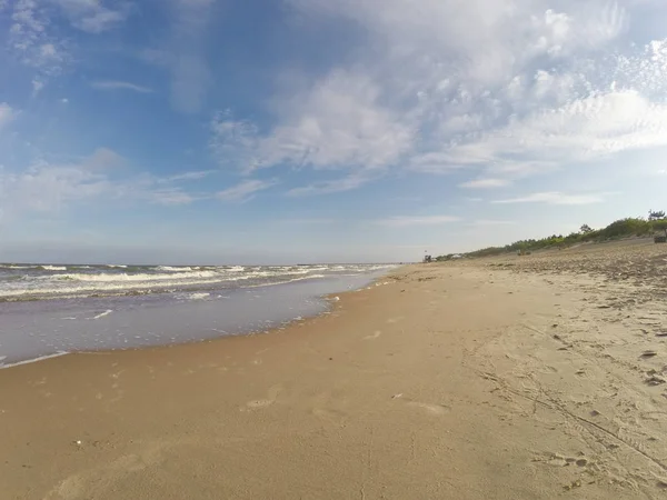 在立陶宛考纳斯度假胜地夏季的沙质夏日波罗的海海滩 — 图库照片