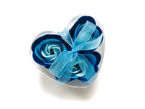 白い背景で隔離のロマンチックな贈り物として高級石鹸から作られた青い花 — ストック写真