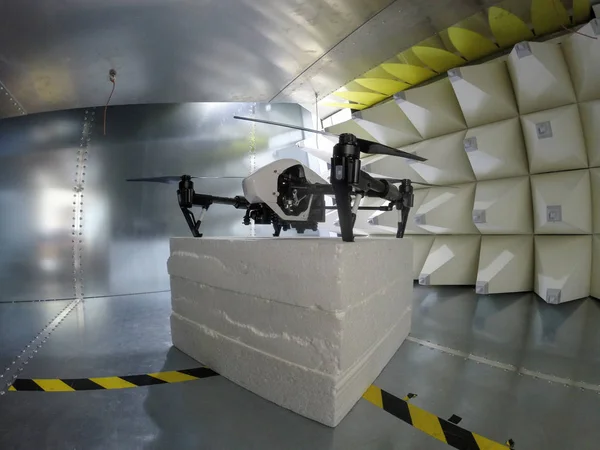 Essai Compatibilité Électromagnétique Drone Quadcopter Intérieur Cellule Gtem — Photo