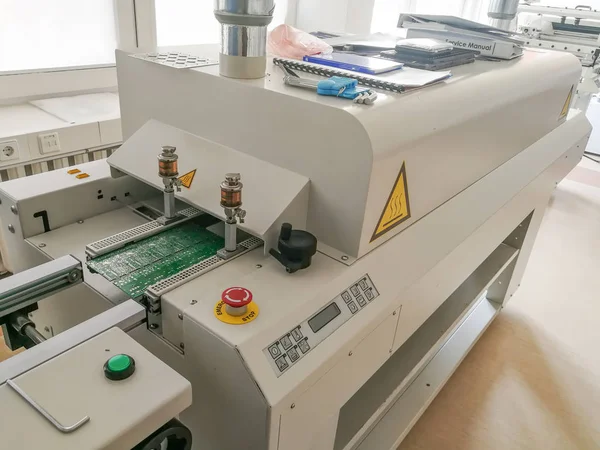 Printplaat Volledige Vergadering Verplaatst Naar Reflow Oven Machine Voor Opwarmen — Stockfoto