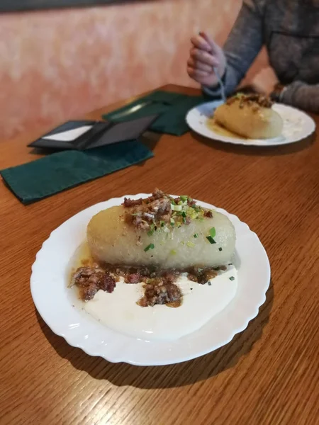 Traditionelles Litauisches Gericht Aus Fleisch Und Gekochten Kartoffeln — Stockfoto